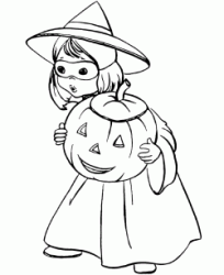 Una bambina vestita da strega con una zucca in mano