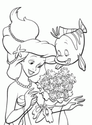 Ariel e Flounder ammirano un bellissimo mazzo di fiori