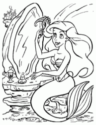 Ariel si pettina davanti allo specchio con una forchetta