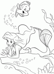 Ariel si riposa su una roccia in fondo al mare con Flounder