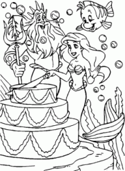 Tritone e Flounder guardano Ariel tagliare la torta di compleanno