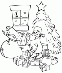 Babbo Natale mette i regali sotto l'albero di Natale