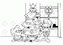 Bambini addobbano l'albero di Natale